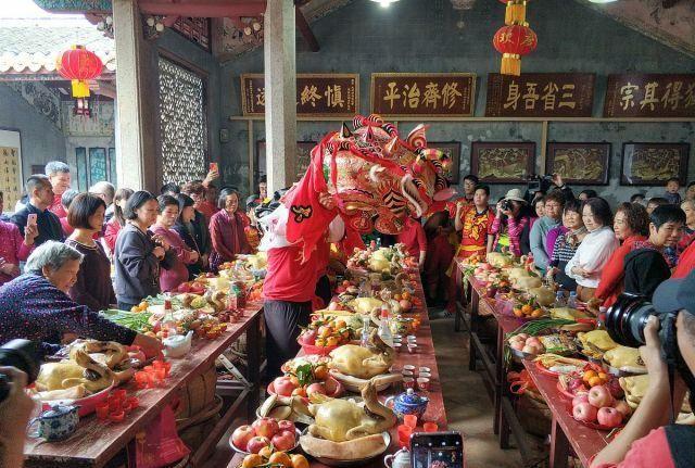 实拍大家族千人春节祭祖场面，猪头贡品摆满祠堂，仪式庄重