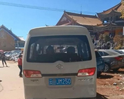 云南偶遇一面包车，当看到挂着车牌时，路人给我都不好意思开！