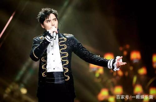 郑云龙说和阿云嘎关系一般，透露激烈争执的时间，表演他的表情包