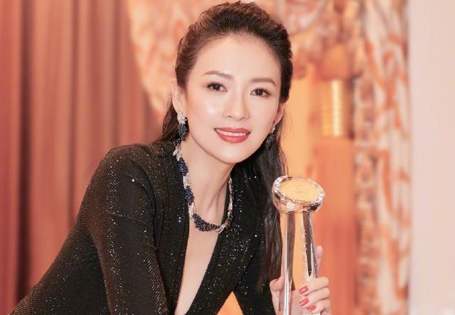 爸爸是摇滚唱将，妈妈是实力影后，她模仿妈妈演戏的样子好可爱