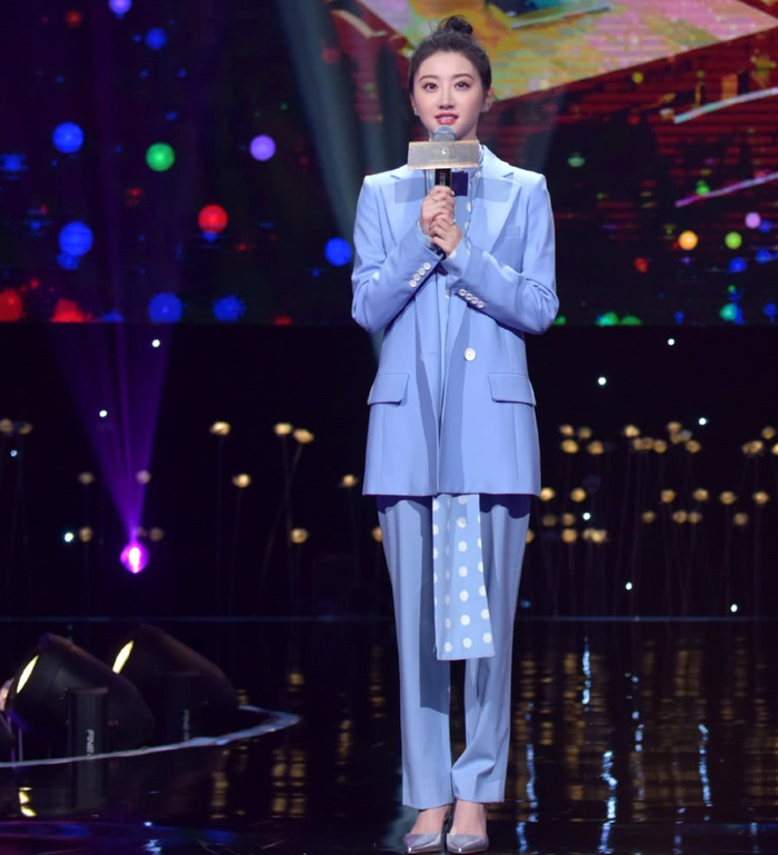 景甜真会玩，穿“男人装”配丸子头，却被“围巾”抢镜！