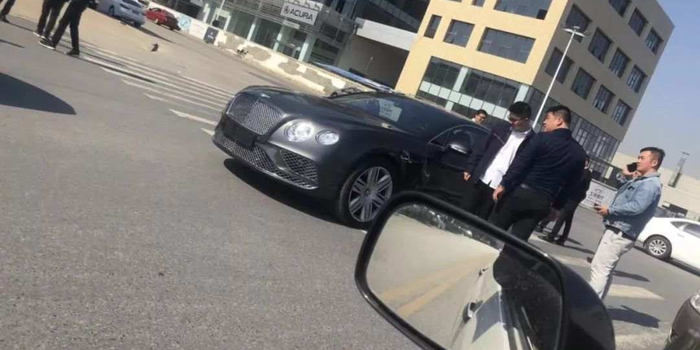 2万多的比亚迪撞上300万的宾利,一问车损,俩车