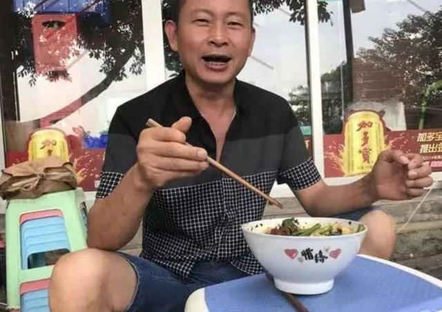 重庆人最爱的“板凳面”为何要用3根筷子来吃？