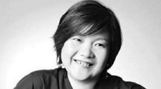 曾是陈凯歌前妻，家庭背景显赫，如今是集团CEO