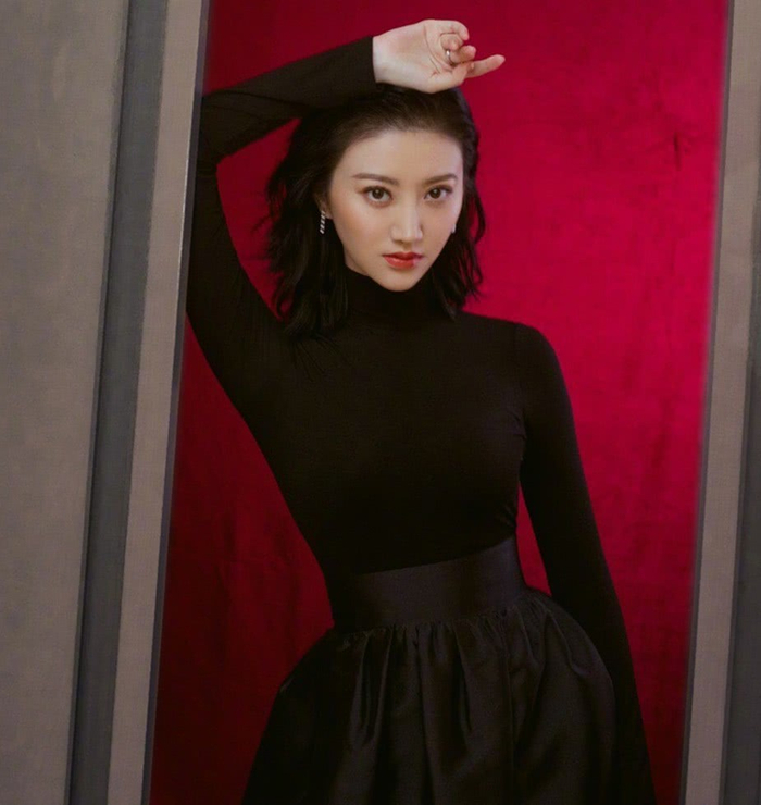 景甜真会玩，穿“男人装”配丸子头，却被“围巾”抢镜！