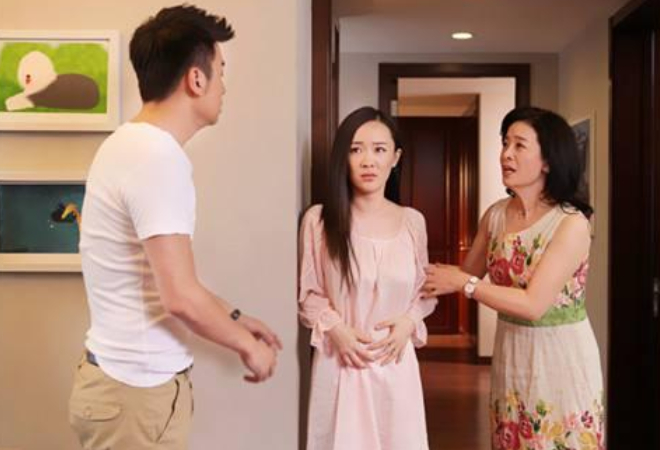 惊喜怀孕回家报喜,遇见婆婆来要钱,老公给我一巴掌:回娘家