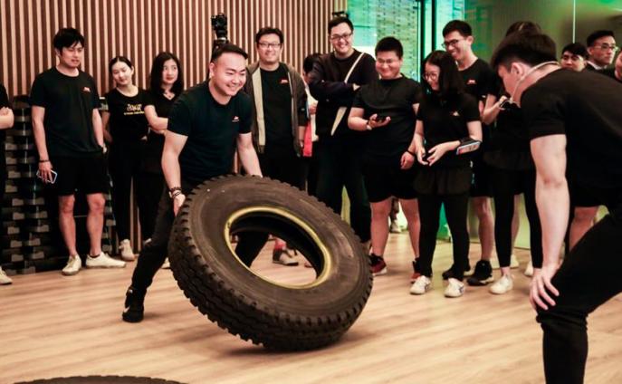 翻轮胎、战绳运动 一场开在健身会所里的发动机Workshop
