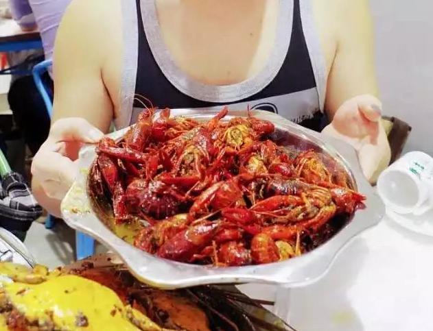 朋友请吃小龙虾，看到满桌“完整”虾头，老板：不会吃就别吃