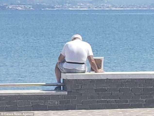意大利70岁老人7年来每天带着亡妻照片看海，他的话让所有人感动