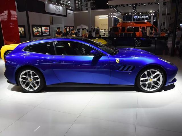 能坐四个人的法拉利，GTC4Lusso！车友：战斗气息一点也不差