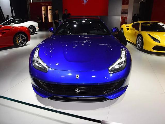 能坐四个人的法拉利，GTC4Lusso！车友：战斗气息一点也不差