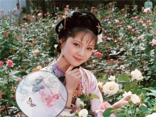 红楼梦：薛宝钗在贾府中真的受人喜爱？真实地位尴尬至极