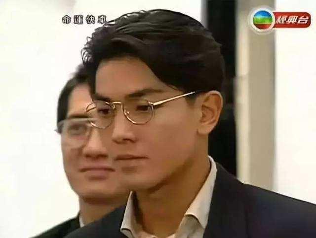 当年TVB帅哥好多，古天乐黎明神颜，被戴眼镜的郑少秋郑伊健秒杀