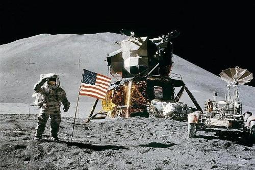 阿波罗11号登月后遭遇3个UFO,它们正在月球上看着我们到来