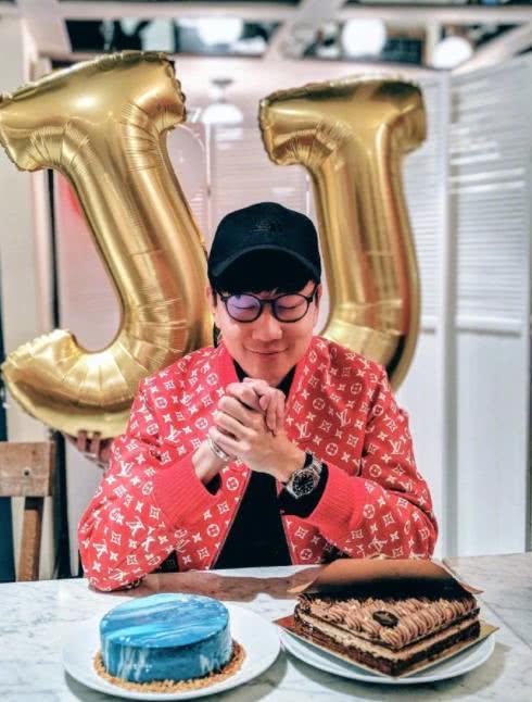 林俊杰晒聚会照庆祝37岁生日，众好友纷纷到场，寿星喜笑颜开！