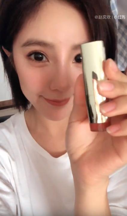 因赵奕欢代言一小时狂卖30000支,不卡唇纹超百搭,叫板迪奥阿玛尼!