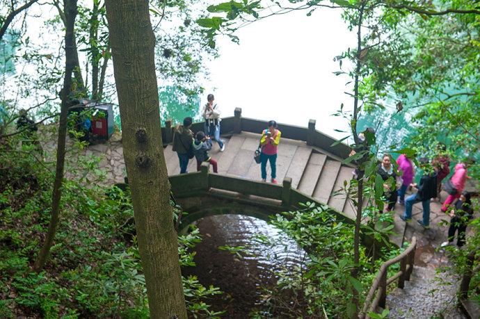 <a href='http://travel.sina.com.cn/hangzhou-lvyou/?from=b-keyword' ><em><em>杭州</em></em></a>有个江南小九寨,阳春三月竟如深秋般绚烂
