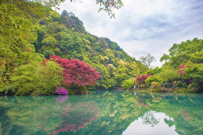 <a href='http://travel.sina.com.cn/hangzhou-lvyou/?from=b-keyword' ><em><em>杭州</em></em></a>有个江南小九寨,阳春三月竟如深秋般绚烂