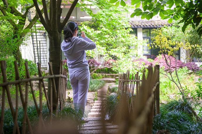 <a href='http://travel.sina.com.cn/hangzhou-lvyou/?from=b-keyword' ><em><em>杭州</em></em></a>有个江南小九寨,阳春三月竟如深秋般绚烂
