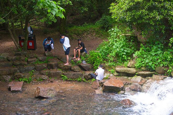 <a href='http://travel.sina.com.cn/hangzhou-lvyou/?from=b-keyword' ><em><em>杭州</em></em></a>有个江南小九寨,阳春三月竟如深秋般绚烂