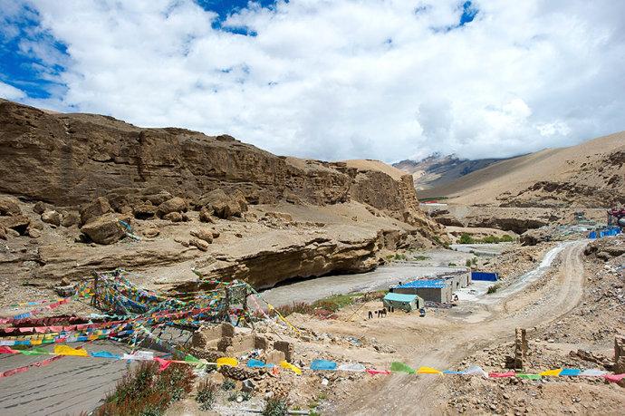 <a href='http://travel.sina.com.cn/xizang-lvyou/?from=b-keyword' >西藏</a>也有悬空寺,曾是僧人闭关苦修之地