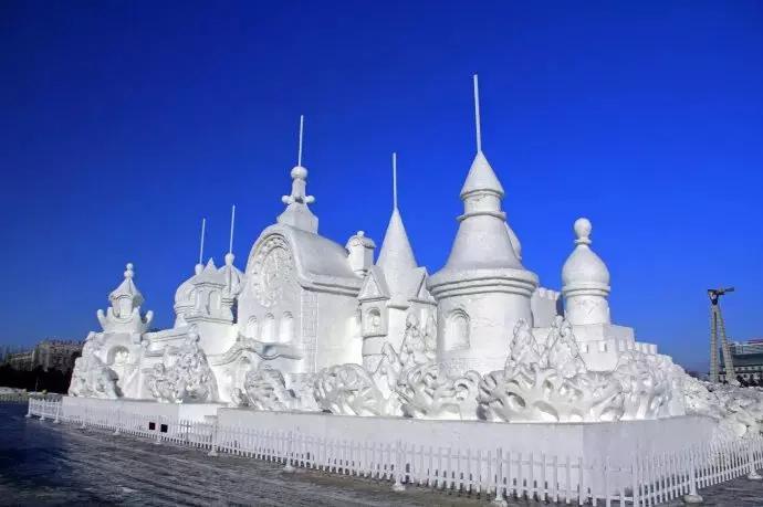 东北哈尔滨雪雕，是雕刻艺术的一种形式。