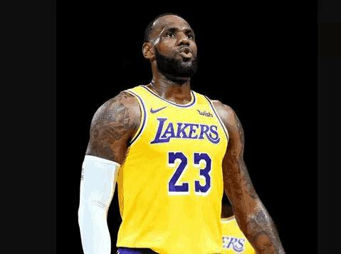 詹姆斯带队反击难挽败局