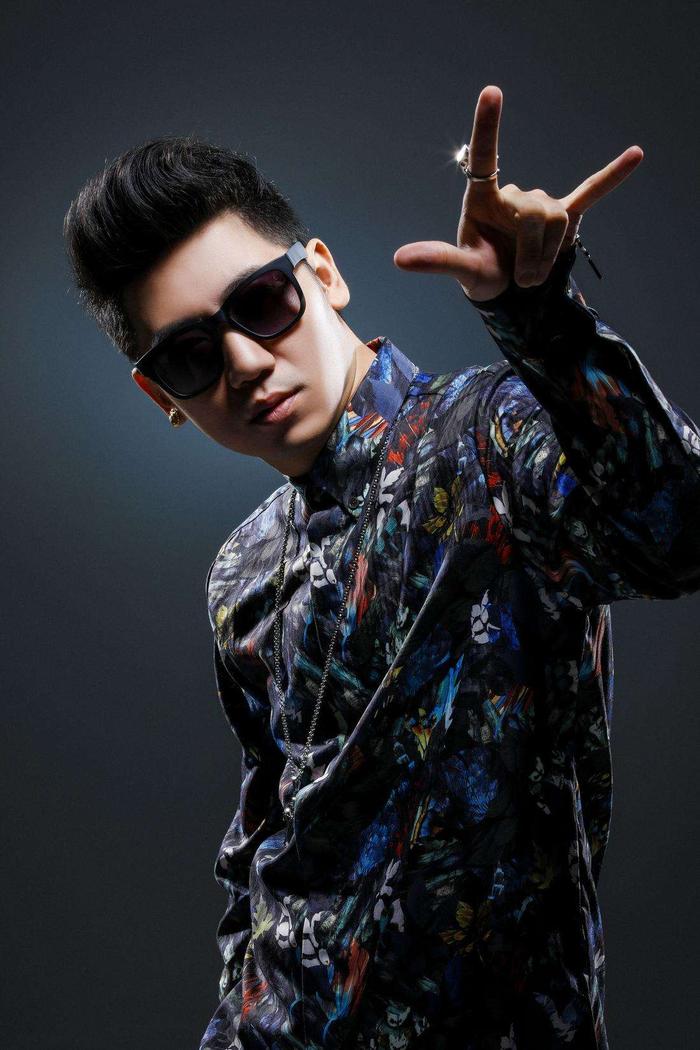 他自称中国DJ第一人，拥有百万粉丝 网友：不欢迎只会抄袭的人！
