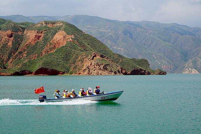 在<a href='http://travel.sina.com.cn/qinghai-lvyou/?from=b-keyword' >青海</a>,浊浪滔天的黄河也可以如此清澈美丽