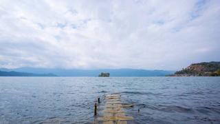  The sky and water are one color Lugu Lake