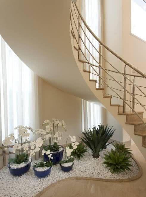楼梯下方只有1平米？别浪费了！撒点鹅卵石种草养花，变迷你花园