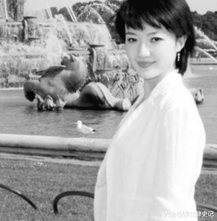 英拉年轻时候到底有多美？男同学排队给她送花，选美一举夺冠军！