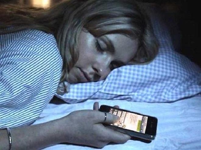 流言揭秘：手机放床头对身体有危害吗? 看完惊出一身冷汗!