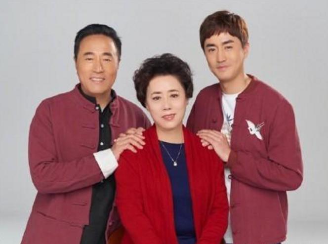 61岁杨立新，二婚娶小33岁妻子，儿子杨玏与米露被赞男才女貌