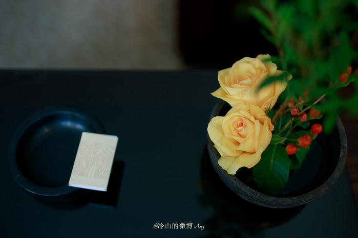 卫生间整洁干净,用心清理的水龙头在灯光下闪耀着光辉