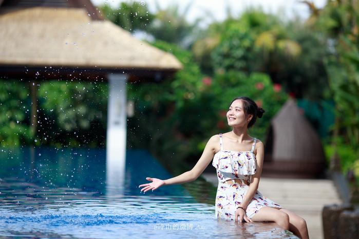 沐浴在蔚蓝之中的美女,是这个清晨最美的画面