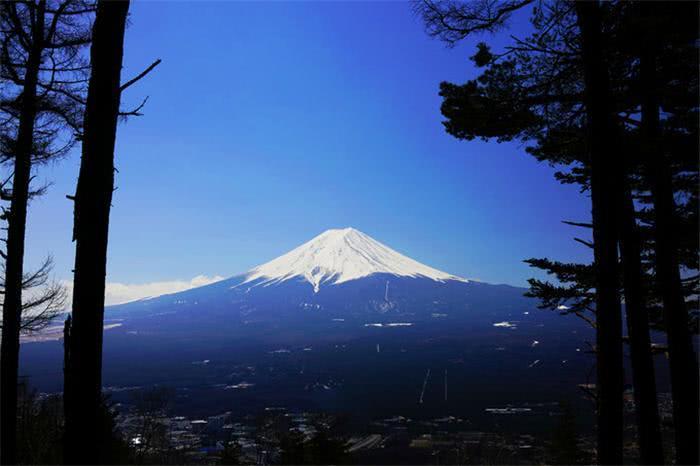 北海道最神奇的湖，不仅能拍摄富士山，而且能赏樱花