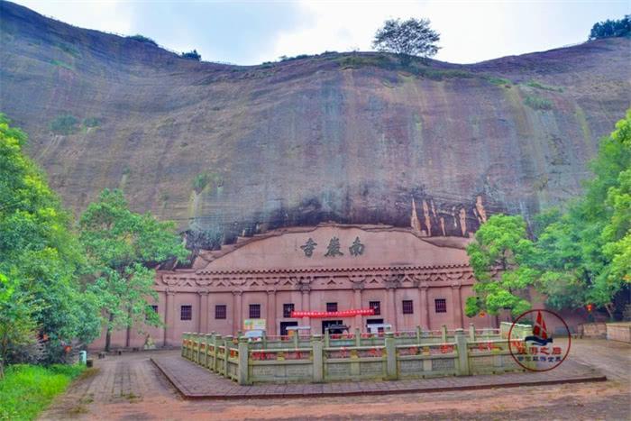 中国最大的洞中石窟，江西南岩寺，藏有世界最大的卧佛