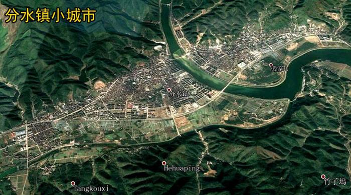 浙江杭州桐庐县最大的镇，曾是一个县，被称为“制笔之乡”