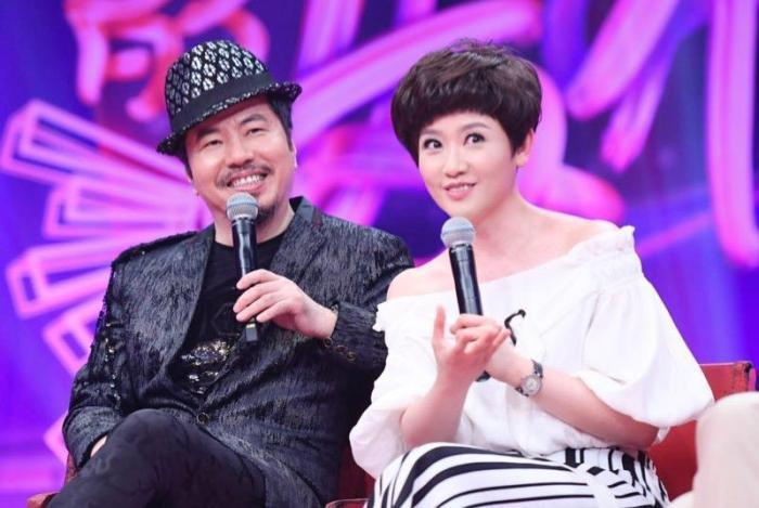 妻子比自己小9岁，结婚多年一直不生孩子，如今48岁妻子如少女