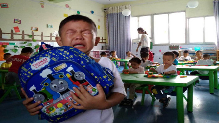 幼儿园老师布置亲子任务，家长熬到深夜，孩子大哭一场
