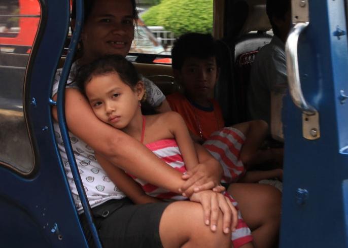 彩绘吉普尼：菲律宾人独特的公交文化，小小空间硬塞十几个人