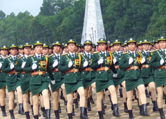 丝袜是各国女兵必备物品，越南女兵唯独爱白丝，确实是丑到爆