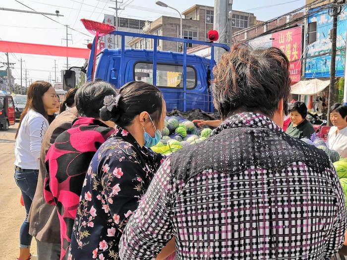 国庆节小长假，农村男子卖西瓜，每天卖出1300斤，能赚多少钱？
