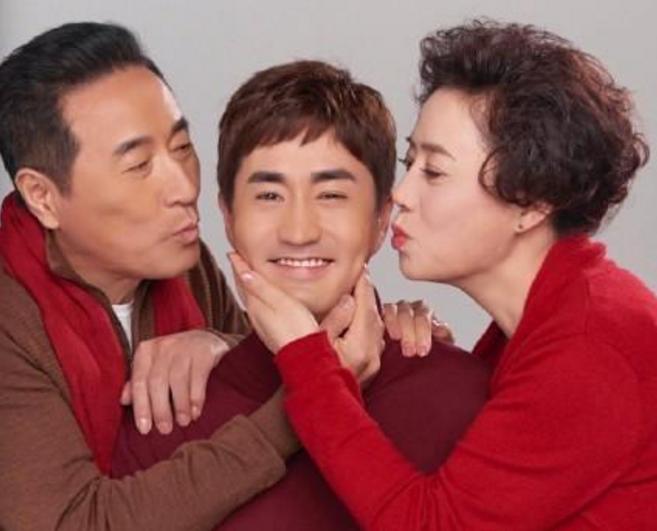 61岁杨立新，二婚娶小33岁妻子，儿子杨玏与米露被赞男才女貌
