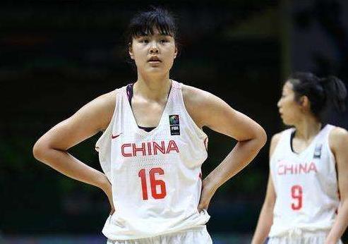 中国女篮希望李月汝，身高2米01体重103公斤，却长着一副娃娃脸