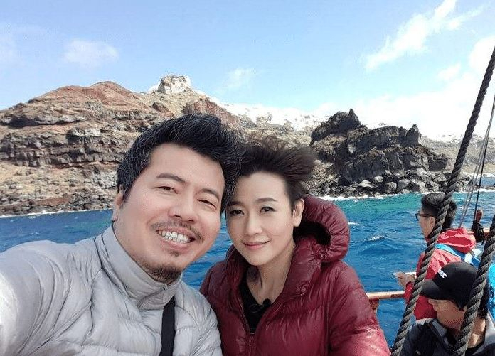 妻子比自己小9岁，结婚多年一直不生孩子，如今48岁妻子如少女