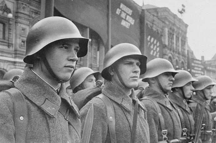 在二战时,苏联老兵都会劝新兵别带钢盔,这背后的原因绝对不简单