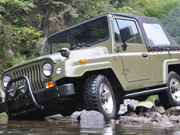 北汽制造越野车型“战旗”，配备2.0L发动机，外形霸气时尚