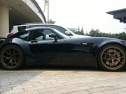 路边停车遇辆跑车，车标是动物，可不是捷豹法拉利，完全不认识